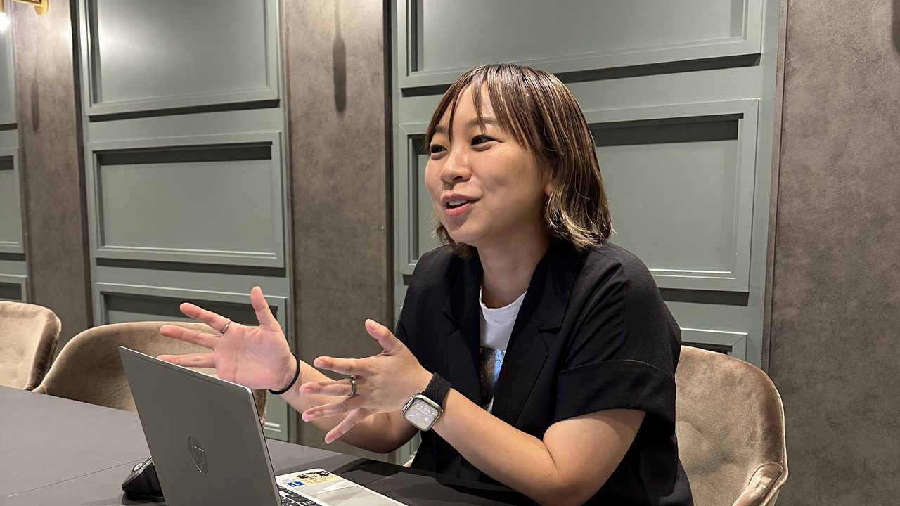 日々の関わり方について、身振りを交えて話すスマレジ社のセールスチーム 主任 伊東さん